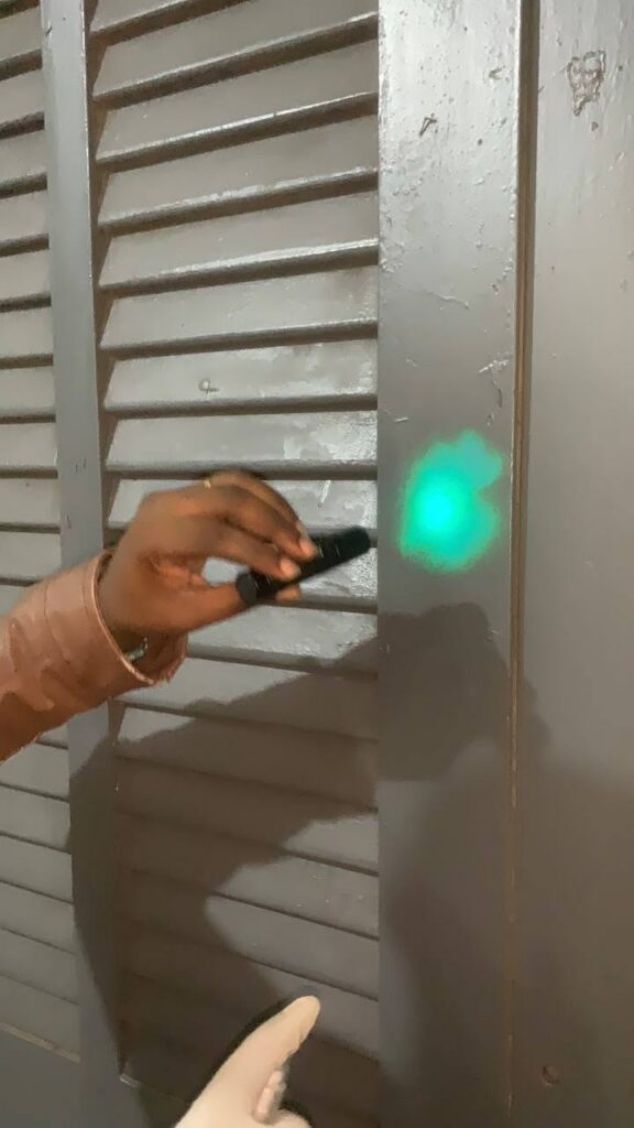 Test d'une peinture sur un volet lors d'une visite à domicile